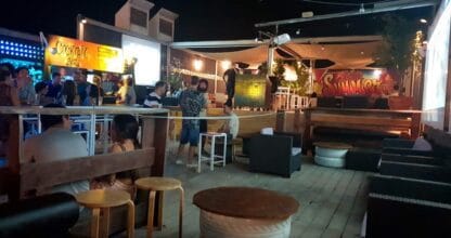 Terraza nocturna del Ático Mamaluna en La Manga del Mar Menor con DJ, barra de cócteles y ambiente de discoteca