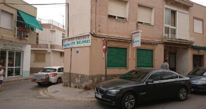 Fachada de Auto Escuela Los Belones en esquina de calle, Cabo de Palos, La Manga del Mar Menor