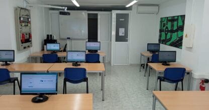 Aula de teoría de Autoescuelas San Nicolás en La Manga con ordenadores, pizarra blanca y proyector para preparar el carnet de conducir