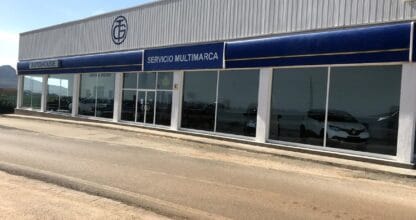 Taller y concesionario Autohouse La Manga con rótulo Servicio Multimarca en fachada azul y blanca