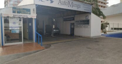 Taller AutoManga en La Manga del Mar Menor, nave de reparación de automóviles con recepción, oficina y hotel Entremares al fondo