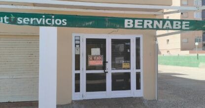 Fachada del Autoservicio Bernabé en La Manga del Mar Menor, local cerrado con rótulo verde y cartel Se Vende en la puerta de cristal