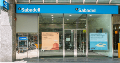 Fachada de la sucursal Banco Sabadell con entrada acristalada y rótulos corporativos azules en La Manga del Mar Menor
