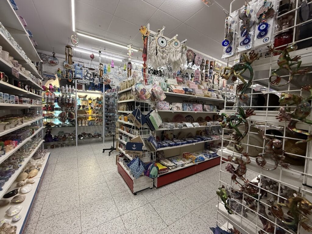 Interior del Bazar Zambra en La Manga del Mar Menor con estanterías repletas de souvenirs, figuras decorativas y artículos de playa