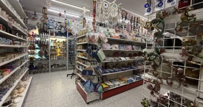Interior del Bazar Zambra en La Manga del Mar Menor con estanterías repletas de souvenirs, figuras decorativas y artículos de playa