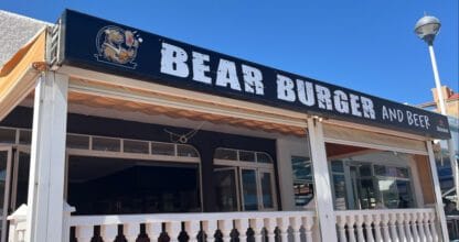 Fachada exterior de Bear Burger and Beer con gran letrero negro y terraza cubierta en La Manga del Mar Menor
