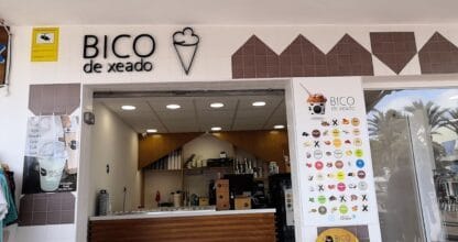 Interior y fachada de Bico de Xeado, heladería con amplio panel de sabores y mostrador de madera en La Manga del Mar Menor
