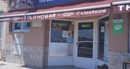 Fachada del British Super Market con bandera Union Jack y toldo rojo en La Manga del Mar Menor