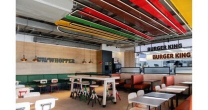 Interior moderno de Burger King en La Manga del Mar Menor con decoración colorida en el techo, cabinas y zona de mostrador