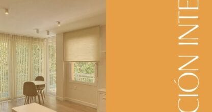 Salón moderno reformado con suelo de madera, mesa de centro blanca y cortinas verticales, servicio de reforma integral Cabohispania en La Manga del Mar Menor