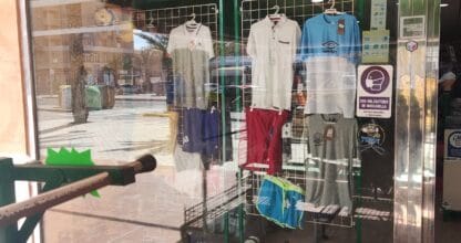 Escaparate de Cachucha's Sportif con camisetas, pantalones deportivos y calzado expuesto en La Manga del Mar Menor