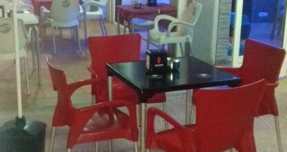 Terraza del Café Bar Fashion Beach en La Manga del Mar Menor