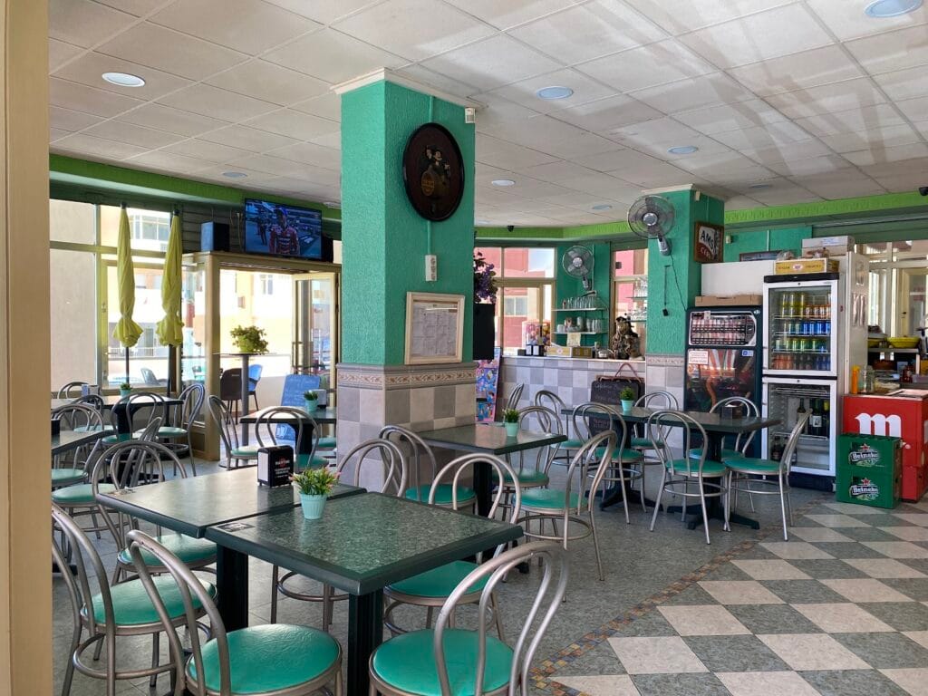 Cafetería Bocatería Hamburguesería HS — Café/Copas en La Manga