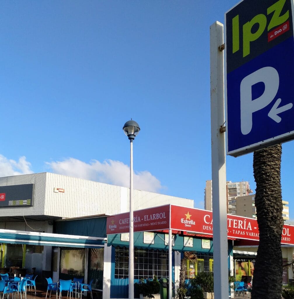 Cafetería El Árbol en el Complejo Entremares, La Manga del Mar Menor