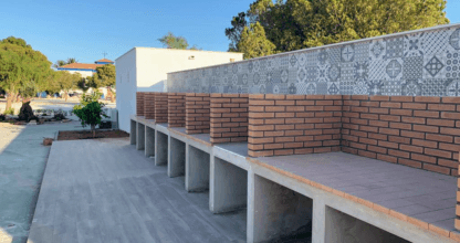 Zona de barbacoas de ladrillo con azulejos decorativos recién construida en el Camping Mar Menor, instalaciones modernas al aire libre