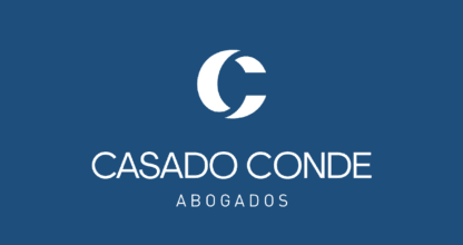 Logotipo de Casado Conde Abogados sobre fondo azul, despacho de abogados en La Manga del Mar Menor