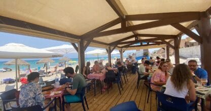 Terraza del Chiringuito la Pepa con comensales comiendo con vistas directas a la playa y el mar