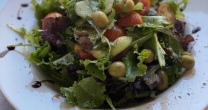 Ensalada fresca del Chiringuito Odesa Beach con lechuga variada, tomates cherry, garbanzos y reducción de balsámico
