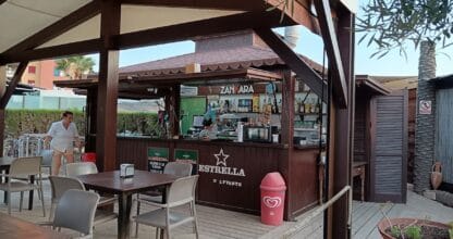 Barra de madera y terraza del Chiringuito Zankara con sombrillas y ambiente veraniego en La Manga