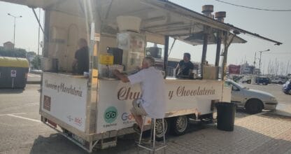 Food truck de Churrería y Chocolatería del maestro Ángel Urán atendiendo a clientes junto al puerto deportivo de La Manga del Mar Menor