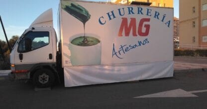 Furgón rotulado de Churrería MG Artesanos con imagen de chocolate caliente aparcado en La Manga del Mar Menor