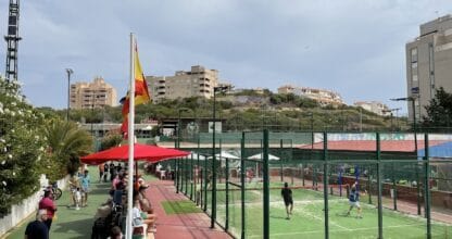 Pistas de pádel al aire libre con jugadores y público en el Club Pádel Dos Mares Galmaq, La Manga del Mar Menor