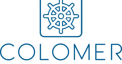 Logotipo de Colomer Escuela Náutica con timón marino azul, escuela de navegación en La Manga del Mar Menor