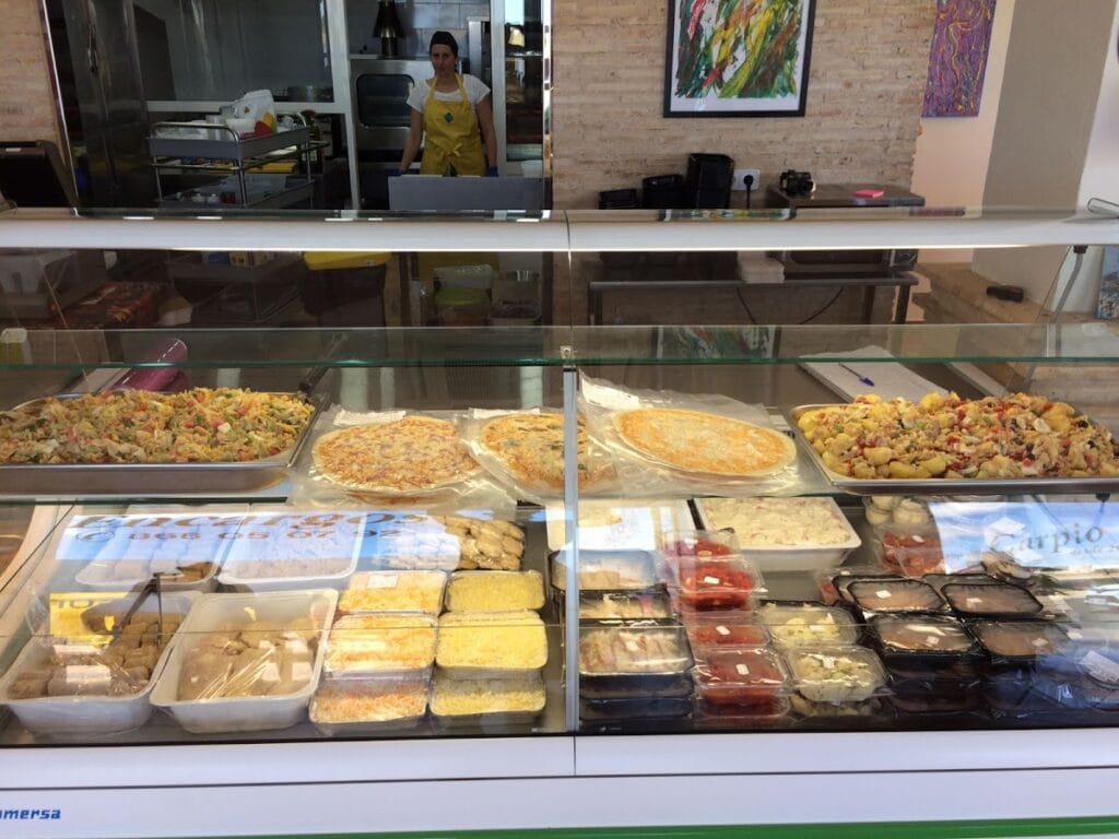 Vitrina refrigerada con tortillas, pizzas y platos preparados en Comidas para Llevar El Carpio, La Manga del Mar Menor