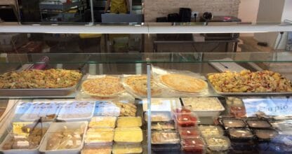 Vitrina refrigerada con tortillas, pizzas y platos preparados en Comidas para Llevar El Carpio, La Manga del Mar Menor