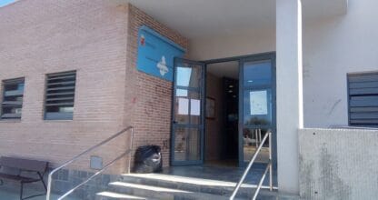Entrada del Consultorio de Atención Primaria Los Belones, edificio de ladrillo visto con rampa de acceso
