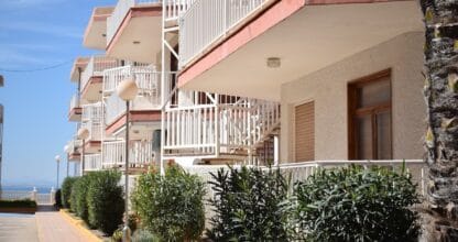Fachada de apartamentos Cuarzo con terrazas blancas y jardines, con vistas al mar en La Manga del Mar Menor