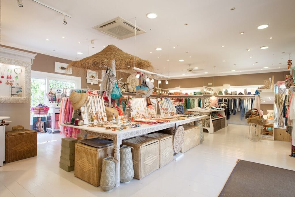 Interior luminoso de Daisy's La Manga Club con expositor de bisutería, bolsos de playa, sombreros y ropa en ambiente boho-chic