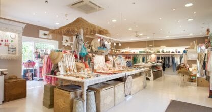 Interior luminoso de Daisy's La Manga Club con expositor de bisutería, bolsos de playa, sombreros y ropa en ambiente boho-chic