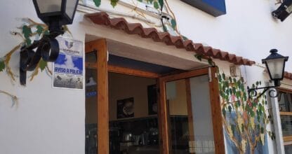 Fachada del Bar Restaurante Olor y Sabor con cartel Amstel y decoración de parra pintada en Cabo de Palos