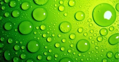 Imagen decorativa de gotas de agua sobre superficie verde brillante, imagen corporativa del comercio delaRocha en La Manga