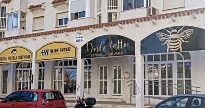 Fachada de Dmdv Tattoo estudio de tatuajes con rótulo negro y dibujo de abeja dorada en La Manga del Mar Menor