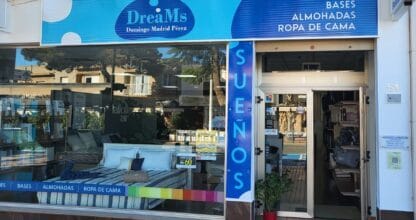 Tienda DreaMs con exposición de colchones, bases y ropa de cama en La Manga del Mar Menor