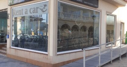 Local comercial de Ecomobike con bicicletas expuestas en escaparate, tienda de alquiler y reparación de vehículos eléctricos en La Manga del Mar Menor