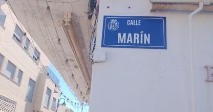 Esquina de calle con placa azul Calle Marín junto a la fachada blanca donde se ubica el restaurante El Cabo en La Manga