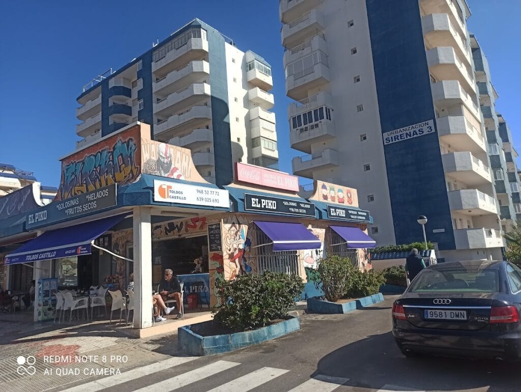 Fachada de El Piko en La Manga del Mar Menor, tienda de golosinas, helados y frutos secos con toldos azules y grafitis decorativos