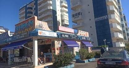 Fachada de El Piko en La Manga del Mar Menor, tienda de golosinas, helados y frutos secos con toldos azules y grafitis decorativos