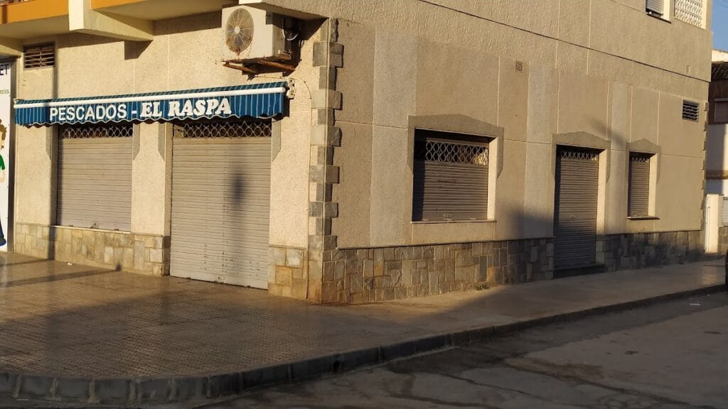 Fachada en esquina de Pescados El Raspa con toldo azul, La Manga del Mar Menor