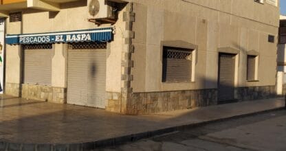 Fachada en esquina de Pescados El Raspa con toldo azul, La Manga del Mar Menor