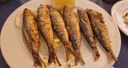 Plato de sardinas a la plancha con limón servido en El Rincón de Borja en La Manga del Mar Menor