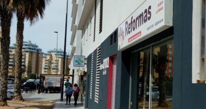 Local comercial de Decor Aroca Reformas con rótulo en fachada en La Manga del Mar Menor