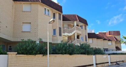 Edificios residenciales de ladrillo en la calle Sotavento junto a la escuela de vela, La Manga del Mar Menor