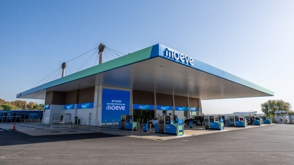 Gasolinera Moeve con marquesina moderna y surtidores azules, estación de servicio en La Manga