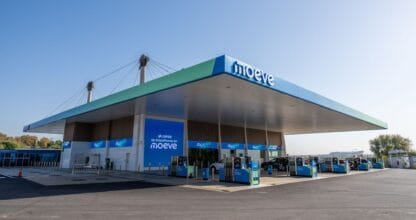 Gasolinera Moeve con marquesina moderna y surtidores azules, estación de servicio en La Manga