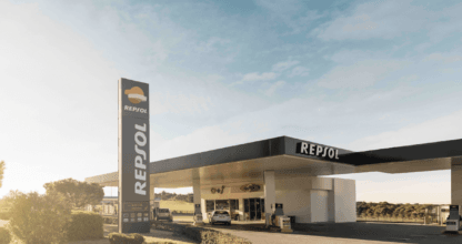 Estación de servicio Repsol de amplio pórtico blanco y negro al atardecer en La Manga del Mar Menor