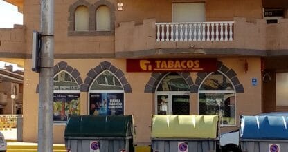 Fachada del Estanco Castillo de Mar Tabacos en La Manga del Mar Menor con rótulo amarillo y rojo en edificio con arcos